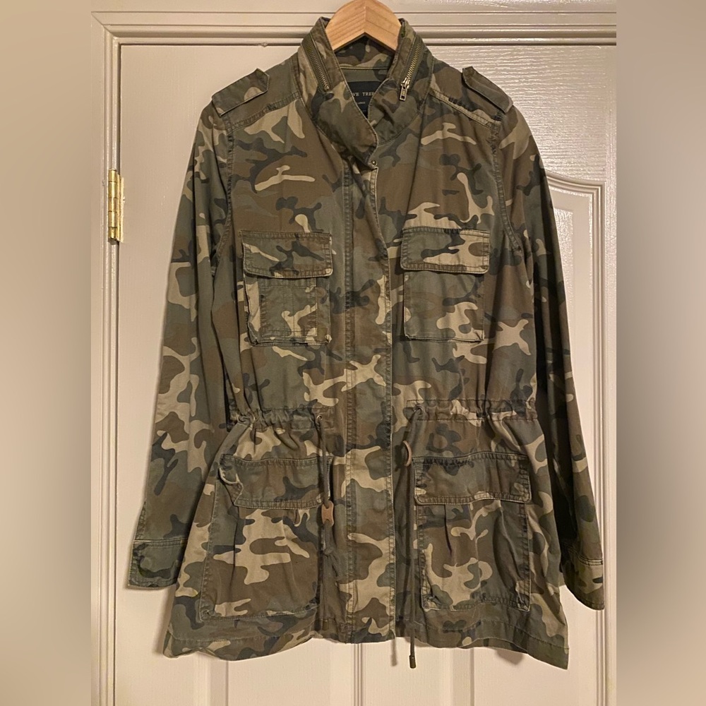 Camo jacket size large EUC